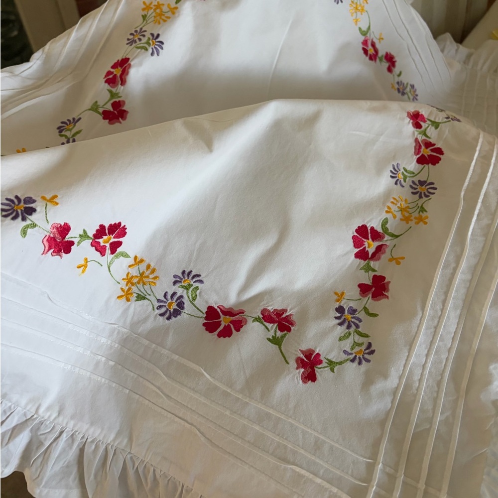 Vintage Tommy Hilfiger White Floral Embroidered Pillow shams - Picture 2 of 14